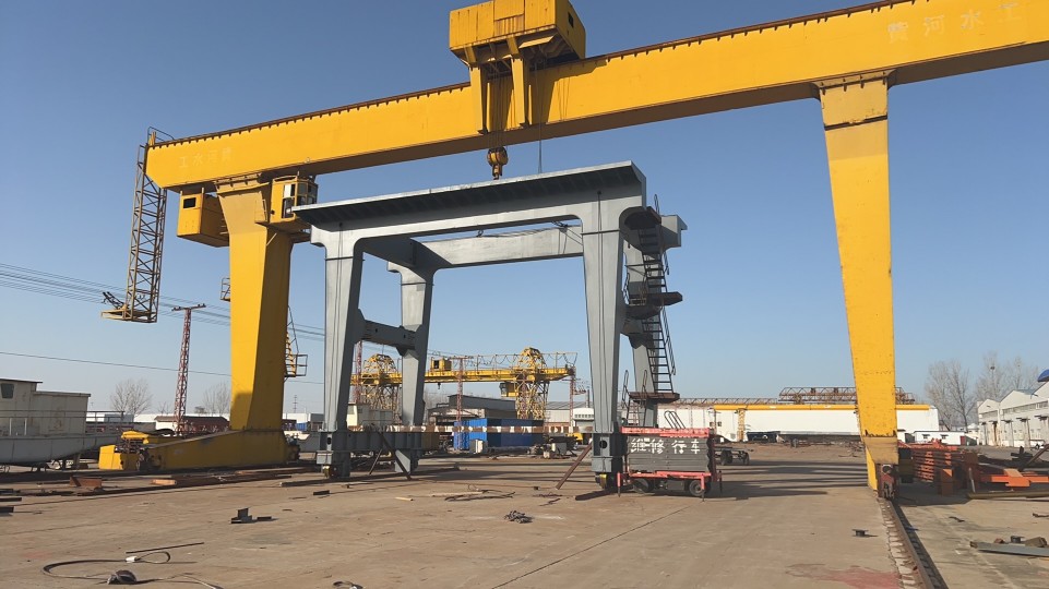 坝顶门机及移动式启闭机