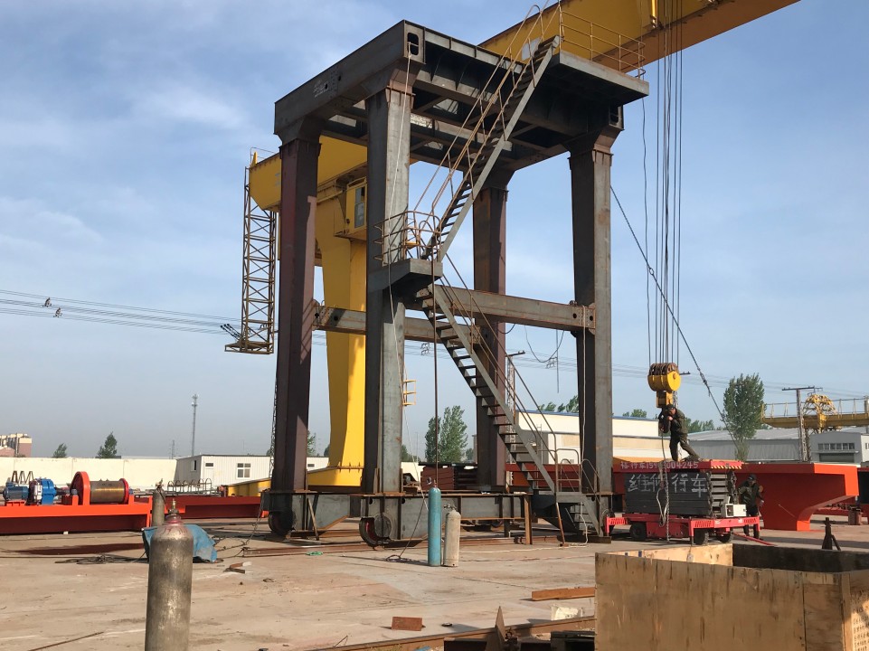 坝顶门机及移动式启闭机